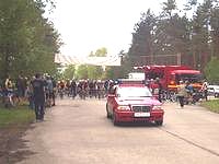 Das Starterfeld hinter dem Fhrungsfahrzeug. Hier geht's zur Groansicht...