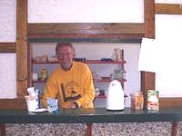 Helfer Hartmut Rutzen hinter der Kaffeeklappe. Hier geht's zur Groansicht...