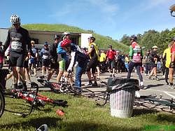 Viele Radler bei einer weiteren Pause. Hier geht's zur Großansicht...