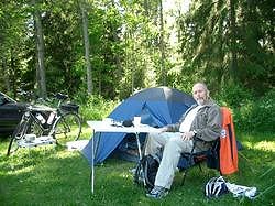 Wolfgang vor seinem Zelt. Hier geht's zur Großansicht...
