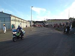 Mit Polizei-Eskorte aus der Stadt. Hier geht's zur Großansicht...